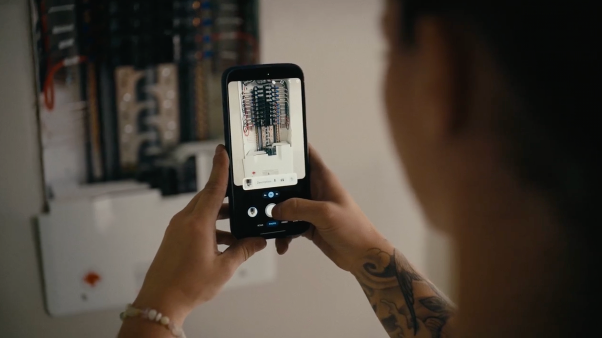 Featured Image for 6 Ways to Improve Communication on Every Job with CompanyCam