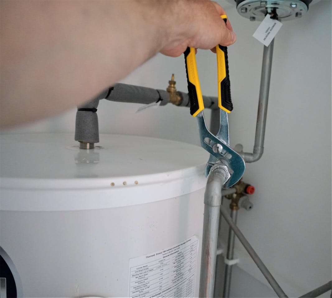 7 Best Plumbing Snakes: Your Easy Buying Guide (2022)